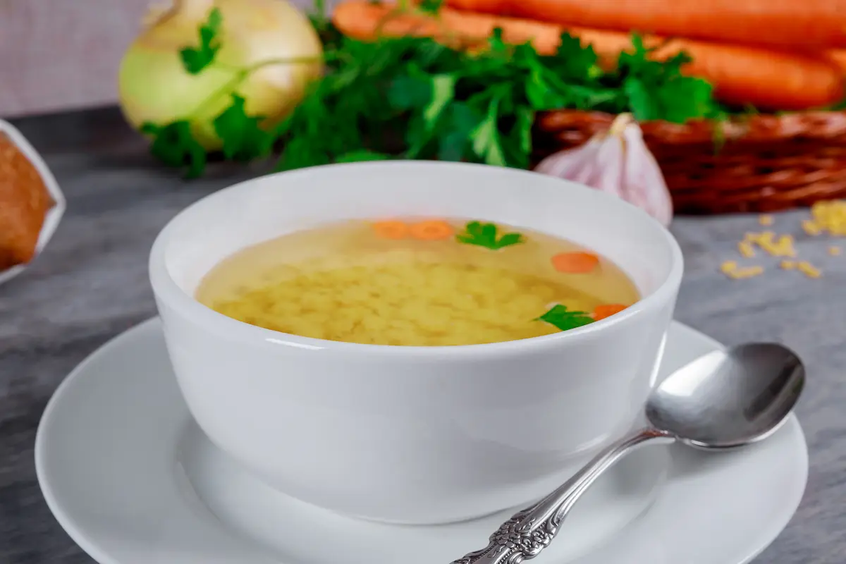 Tigela com sopa representando dúvida entre o uso das letras g e j na escrita de palavras em português.