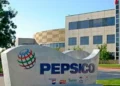 Letreiro da PepsiCo com a logomarca da empresa em frente a um prédio corporativo, em referência ao programa de trainee da PepsiCo