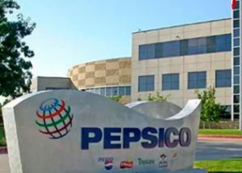 Letreiro da PepsiCo com a logomarca da empresa em frente a um prédio corporativo, em referência ao programa de trainee da PepsiCo