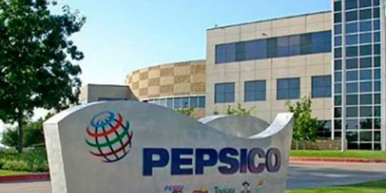 Letreiro da PepsiCo com a logomarca da empresa em frente a um prédio corporativo, em referência ao programa de trainee da PepsiCo