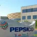 Letreiro da PepsiCo com a logomarca da empresa em frente a um prédio corporativo, em referência ao programa de trainee da PepsiCo