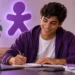 Rapaz sorrindo com casaco roxo escreve em caderno ao lado de notebook e garrafa com logo Vivo, simbolizando o programa trainee da operadora.