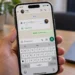 Pessoa utilizando o WhatsApp no celular com recurso de transcrição de áudio ativado em uma conversa.