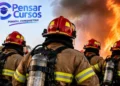 Bombeiros civis equipados atuando em uma situação de combate a incêndio durante treinamento.