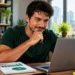 Pessoa estudando Excel avançado em notebook com materiais sobre análise de dados sobre a mesa