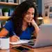 Jovem estudando curso online de informática com notebook, representando a Trilha Office 2021 Completo, que reúne Pacote Office 2021, Excel Básico e Word 2021.