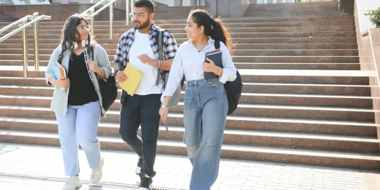 Imagem ilustrativa de estudantes universitários em frente a uma instituição.