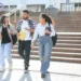 Imagem ilustrativa de estudantes universitários em frente a uma instituição.
