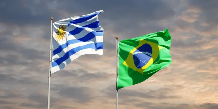 Bandeiras do Uruguai e do Brasil representam ranking de melhores países para brasileiros se aposentarem.