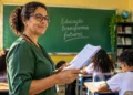 Professora em sala de aula, representando o uso da PND em editais e concursos de estados e municípios.