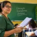 Professora em sala de aula, representando o uso da PND em editais e concursos de estados e municípios.