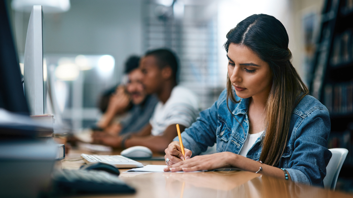 Estudante realiza atividades acadêmicas em ambiente de estudo representando vagas de estágio da Prefeitura de Belo Horizonte.