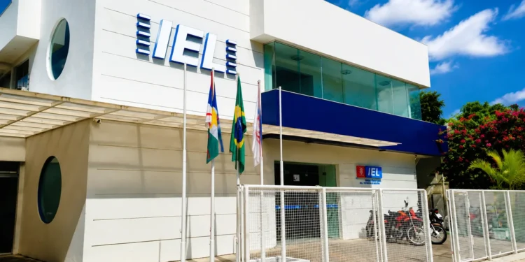 Fachada do IEL representando a instituição responsável pela oferta de vagas de estágio para estudantes na Bahia.