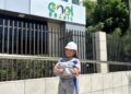 Imagem ilustrativa: profissional de uniforme e capacete em frente à sede da Enel Brasil, sobre as vagas para eletricistas