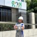 Imagem ilustrativa: profissional de uniforme e capacete em frente à sede da Enel Brasil, sobre as vagas para eletricistas