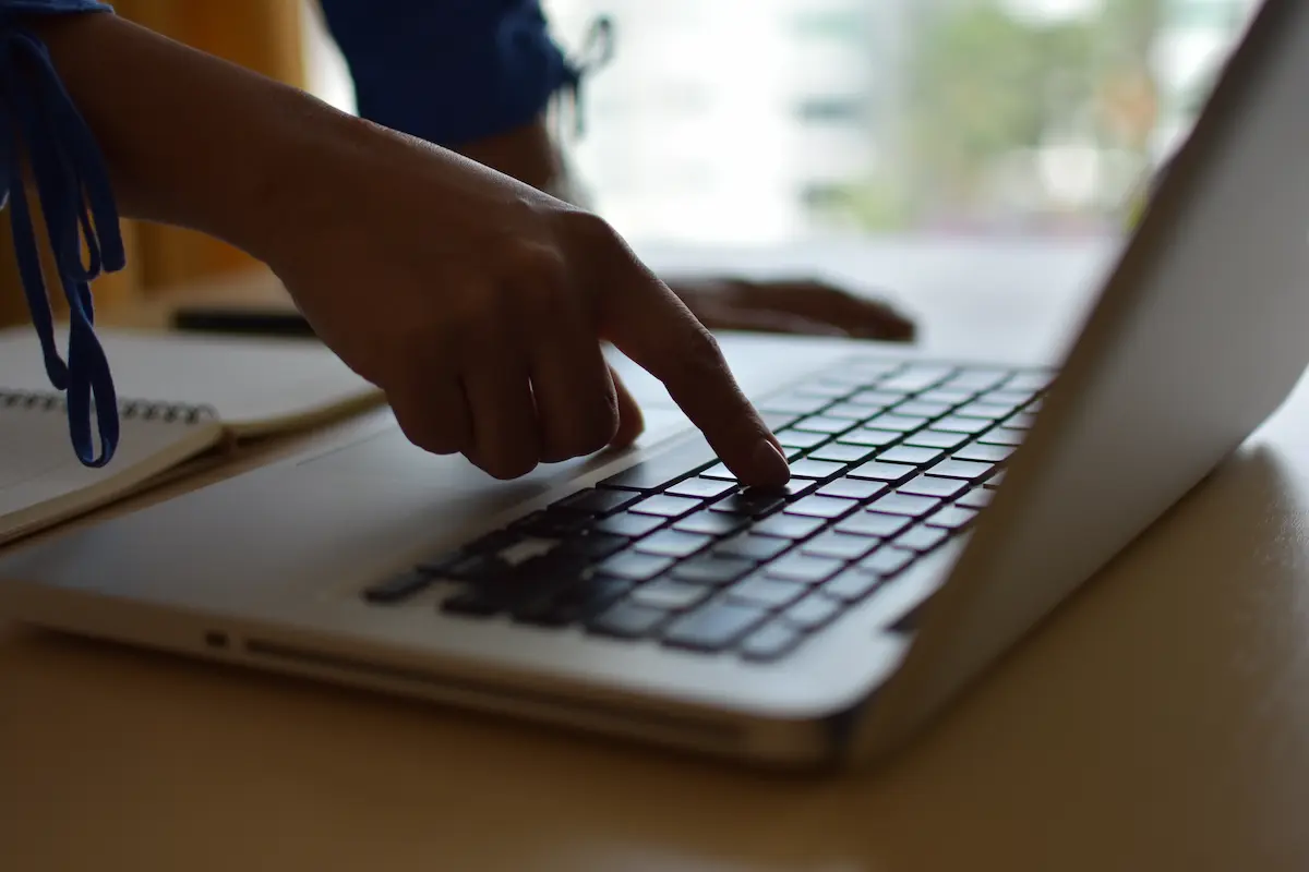 Pessoa acessando notebook para se inscrever nos programas de trainee e estágio da Bayer.