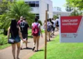 Imagem ilustrativa de candidatos fazendo prova em carteiras enfileiradas numa sala de aula, em referência ao vestibular Unicamp 2027
