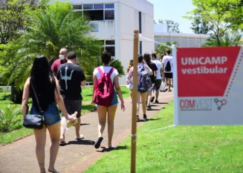 Imagem ilustrativa de candidatos fazendo prova em carteiras enfileiradas numa sala de aula, em referência ao vestibular Unicamp 2027