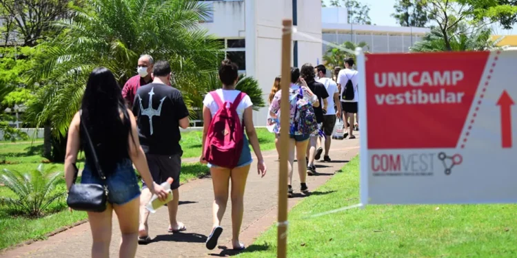 Imagem ilustrativa de candidatos fazendo prova em carteiras enfileiradas numa sala de aula, em referência ao vestibular Unicamp 2027