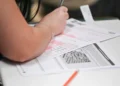 Estudante realizando prova escrita para cursos técnicos gratuitos.