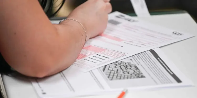 Estudante realizando prova escrita para cursos técnicos gratuitos.