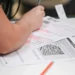 Estudante realizando prova escrita para cursos técnicos gratuitos.