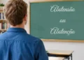 Professor diante de quadro-negro com dúvida sobre abstenção ou abstenção.