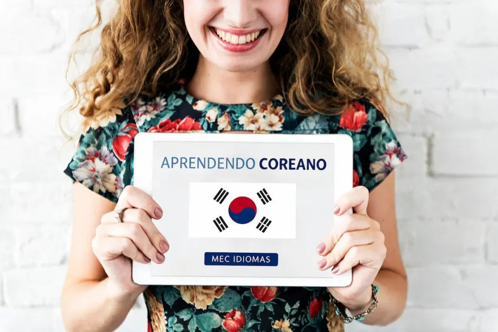 Jovem segurando tablet com curso de coreano do MEC Idiomas.