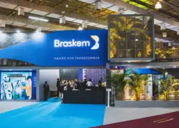 Estande da Braskem em feira com foco em inovação industrial.