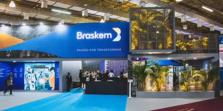 Estande da Braskem em feira com foco em inovação industrial.