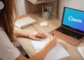Jovem estudando com Canva aberto no notebook em ambiente doméstico.