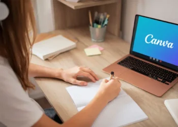 Jovem estudando com Canva aberto no notebook em ambiente doméstico.