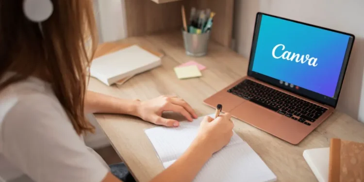 Jovem estudando com Canva aberto no notebook em ambiente doméstico.