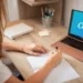 Jovem estudando com Canva aberto no notebook em ambiente doméstico.