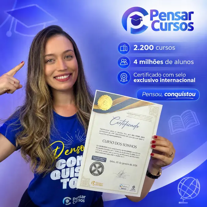 Jovem exibe certificado internacional da Pensar Cursos em destaque.