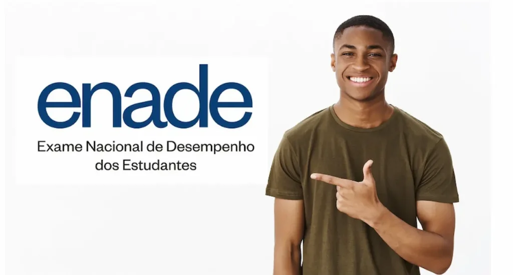 Estudante sorri e aponta para logo do ENADE ao lado, com camiseta verde e fundo claro.