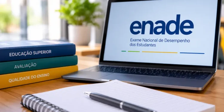 Notebook com identificação do Enade ao lado de livros e materiais de estudo.