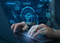 Mãos digitam em um notebook com elementos gráficos que representam a inteligência artificial.