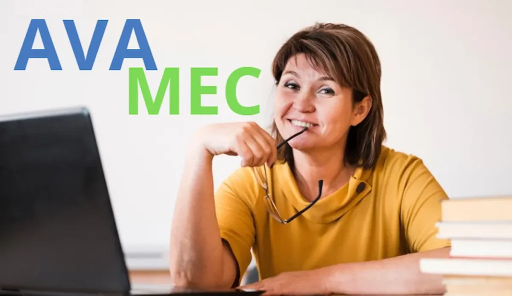 Professora sorridente ao lado de notebook com destaque para AVAMEC.