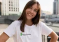 Jovem sorrindo com camiseta do Instituto Federal Catarinense destaca vagas técnicas gratuitas.
