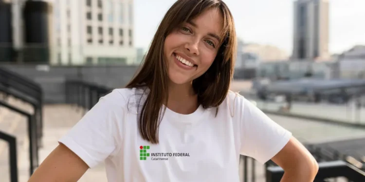 Jovem sorrindo com camiseta do Instituto Federal Catarinense destaca vagas técnicas gratuitas.