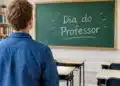 Professor observa lousa com homenagem pelo Dia do Professor em sala de aula.