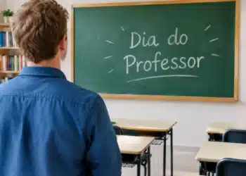 Professor observa lousa com homenagem pelo Dia do Professor em sala de aula.