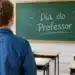 Professor observa lousa com homenagem pelo Dia do Professor em sala de aula.