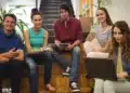 Jovens em ambiente colaborativo criativo.
