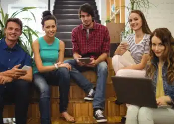 Jovens em ambiente colaborativo criativo.