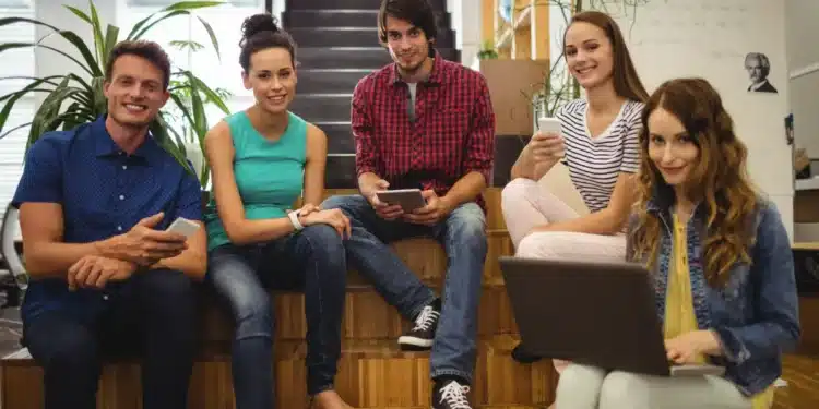 Jovens em ambiente colaborativo criativo.