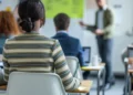 Estudantes em sala de aula.