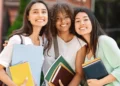 tudantes universitárias com cadernos representam candidatos interessados nas vagas do Enem-USP 2027.