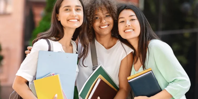 tudantes universitárias com cadernos representam candidatos interessados nas vagas do Enem-USP 2027.